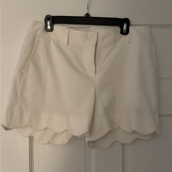 J McLaughlin NWOT White Scalloped Hem Shorts Size 12 - Picture 2 of 5
